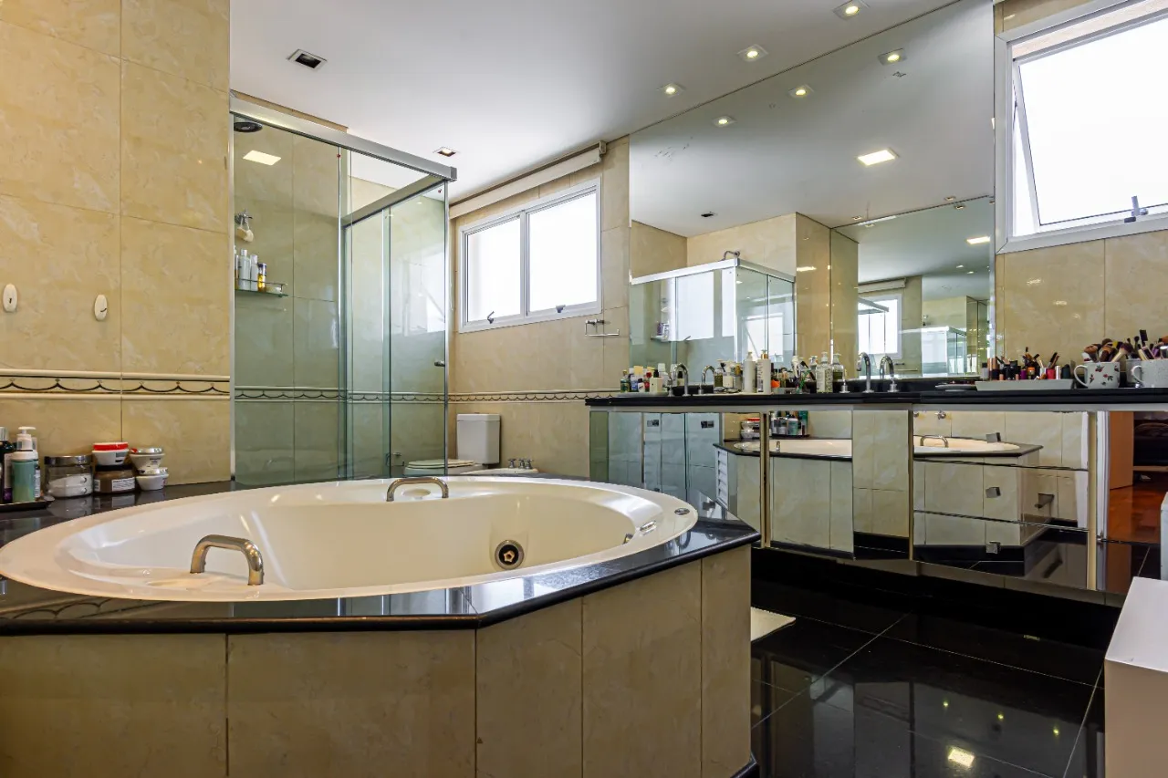 Apartamento em andar alto e varanda integrada ao living à venda em Moema Pássaros. – 21706