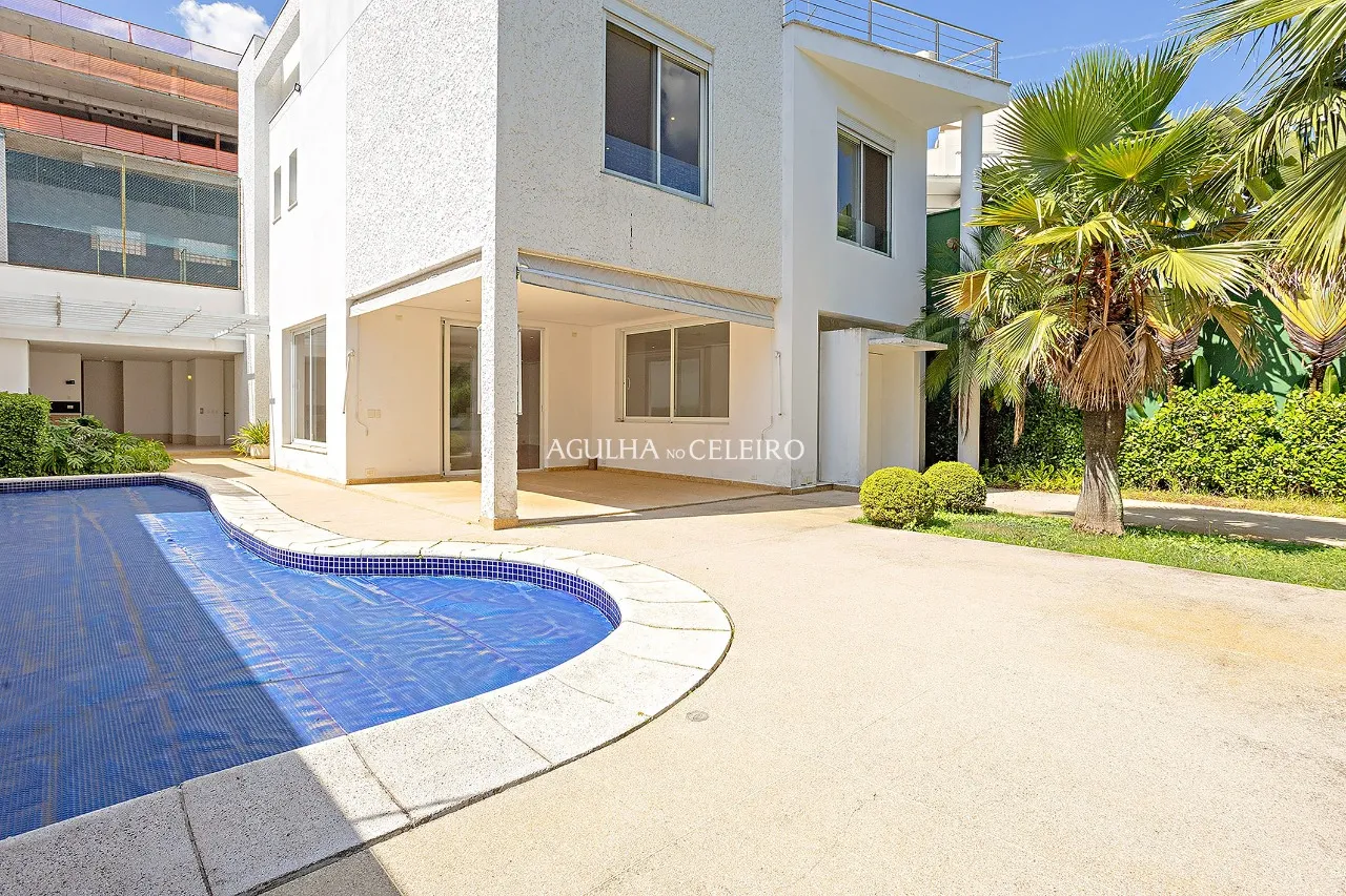 Casa com piscina à venda na Cidade Jardim. – 21708