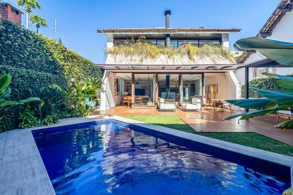 Casa contemporânea com piscina aquecida, jardim e espaços versáteis no Alto de Pinheiros. – 21729