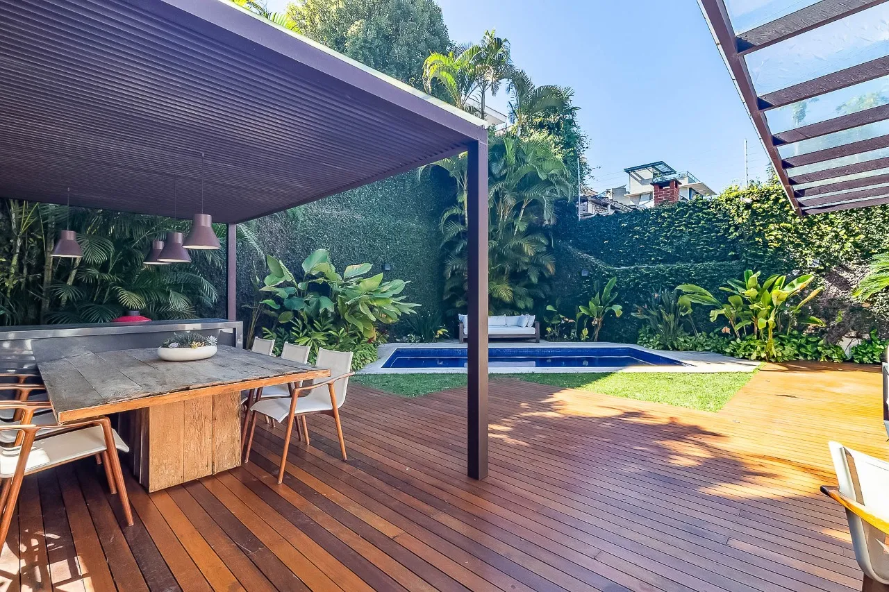 Casa contemporânea com piscina aquecida, jardim e espaços versáteis no Alto de Pinheiros. – 21729