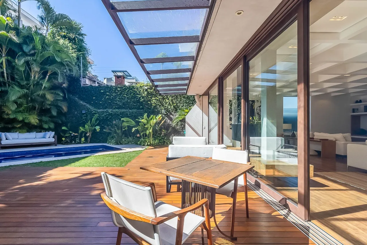 Casa contemporânea com piscina aquecida, jardim e espaços versáteis no Alto de Pinheiros. – 21729