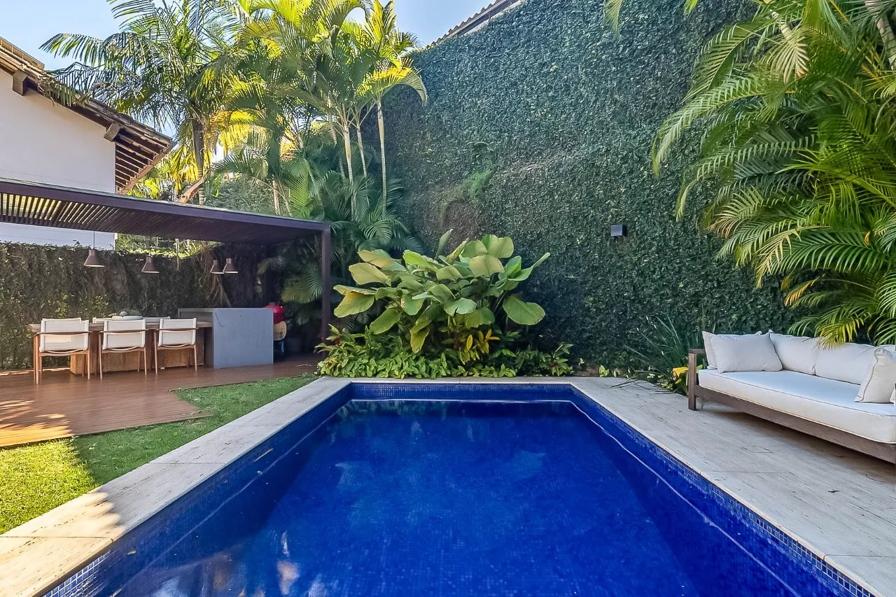 Casa contemporânea com piscina aquecida, jardim e espaços versáteis no Alto de Pinheiros. – 21729