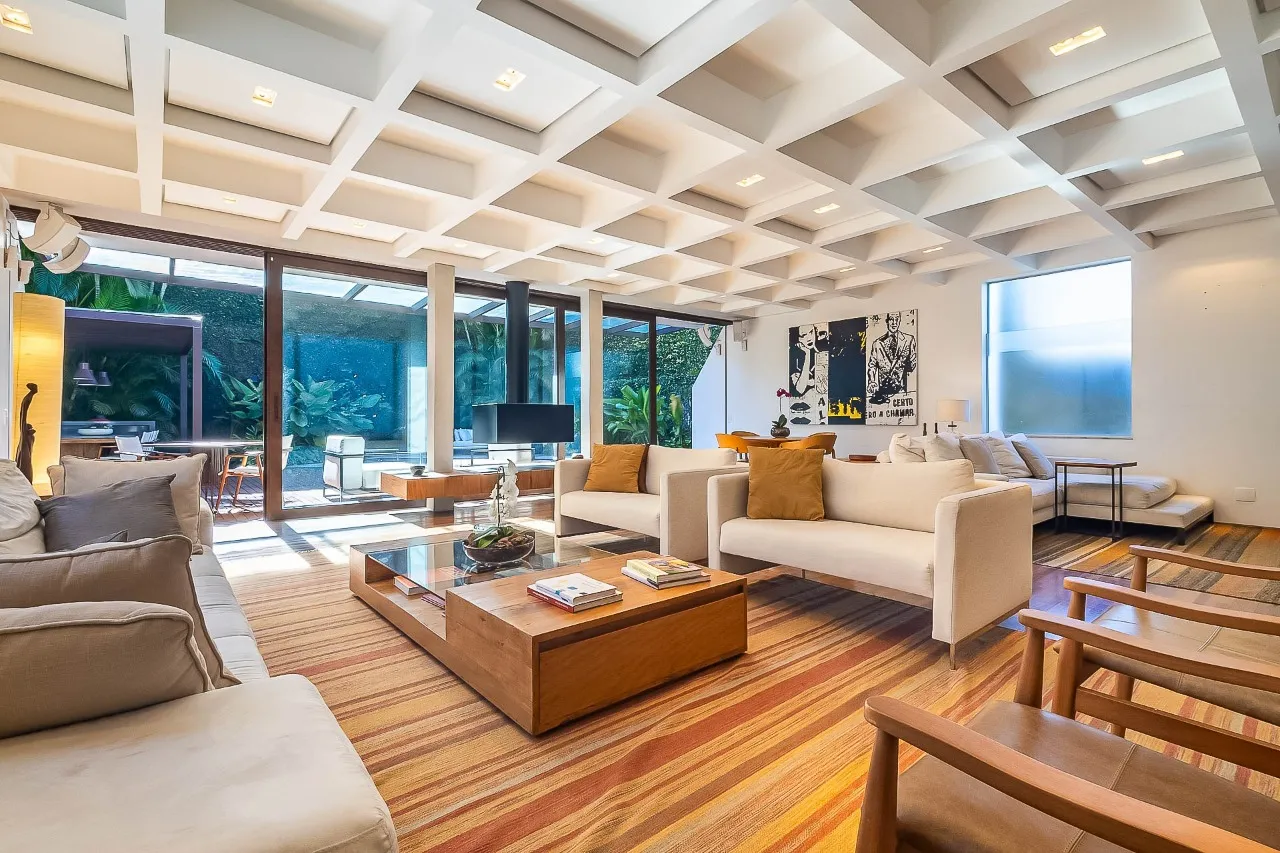 Casa contemporânea com piscina aquecida, jardim e espaços versáteis no Alto de Pinheiros. – 21729