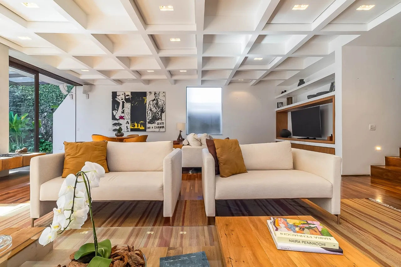 Casa contemporânea com piscina aquecida, jardim e espaços versáteis no Alto de Pinheiros. – 21729