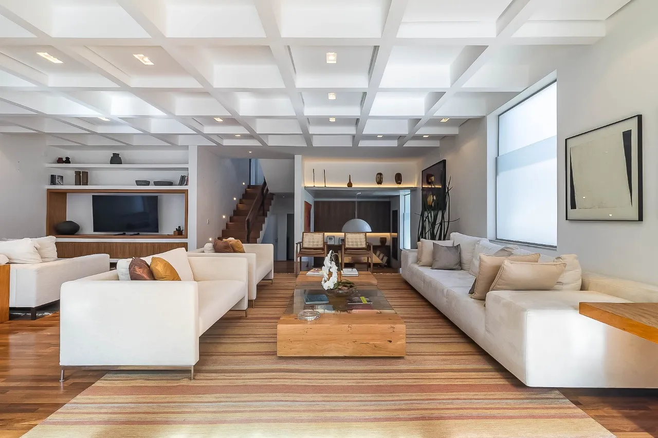 Casa contemporânea com piscina aquecida, jardim e espaços versáteis no Alto de Pinheiros. – 21729