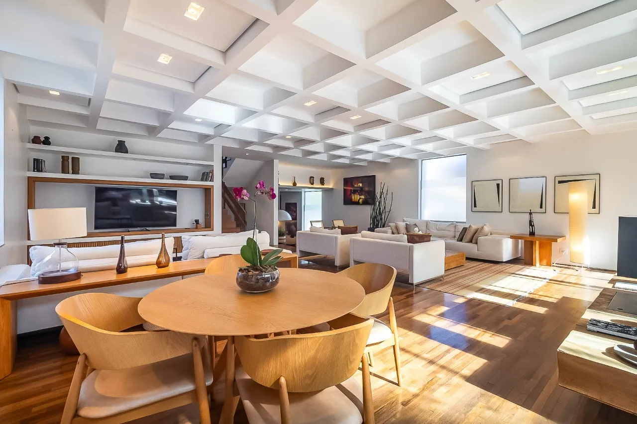 Casa contemporânea com piscina aquecida, jardim e espaços versáteis no Alto de Pinheiros. – 21729