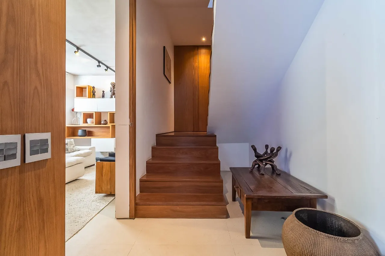 Casa contemporânea com piscina aquecida, jardim e espaços versáteis no Alto de Pinheiros. – 21729