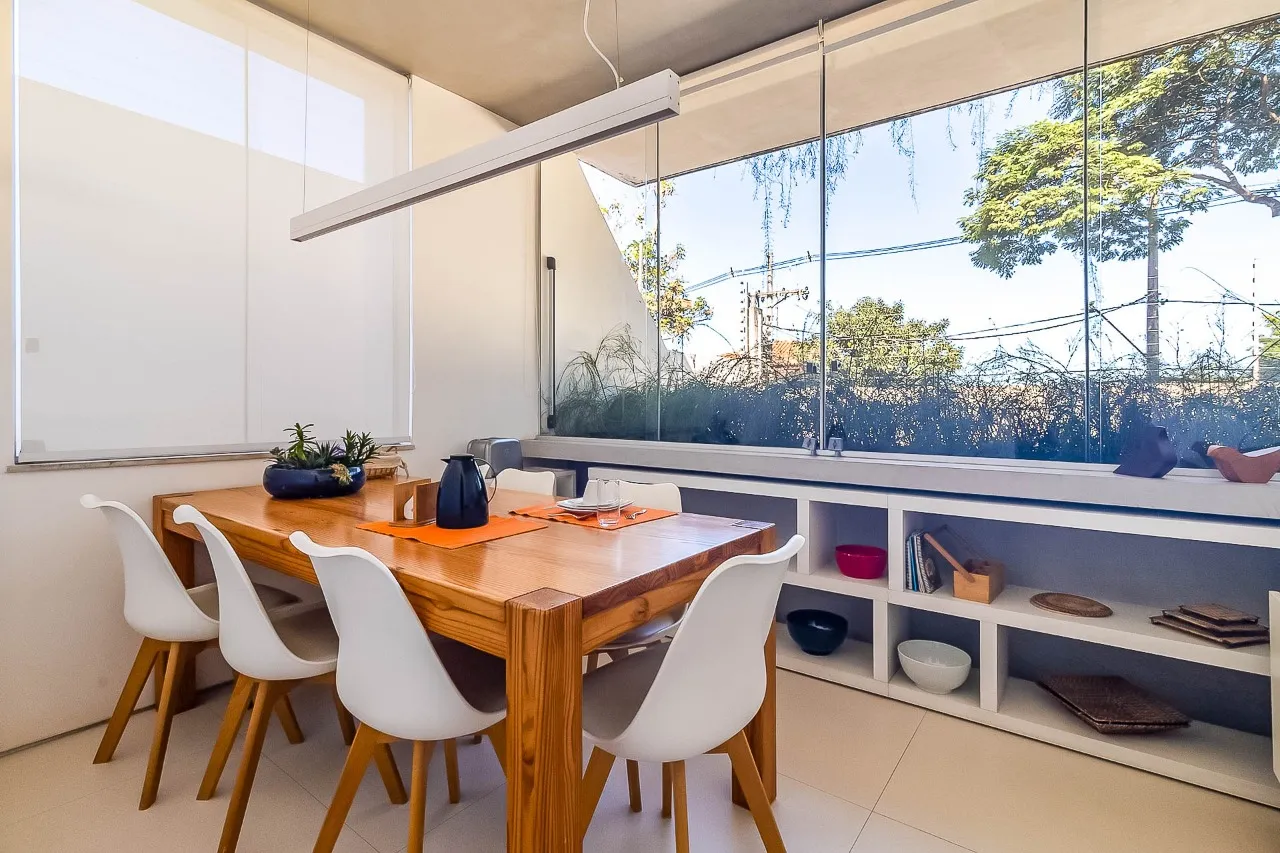 Casa contemporânea com piscina aquecida, jardim e espaços versáteis no Alto de Pinheiros. – 21729