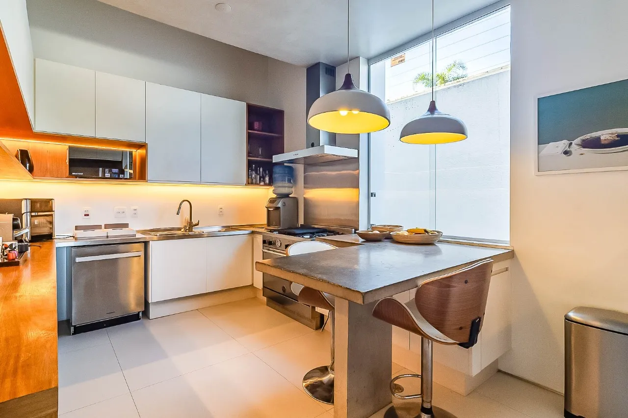 Casa contemporânea com piscina aquecida, jardim e espaços versáteis no Alto de Pinheiros. – 21729