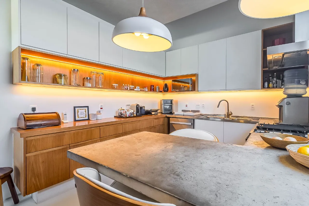 Casa contemporânea com piscina aquecida, jardim e espaços versáteis no Alto de Pinheiros. – 21729