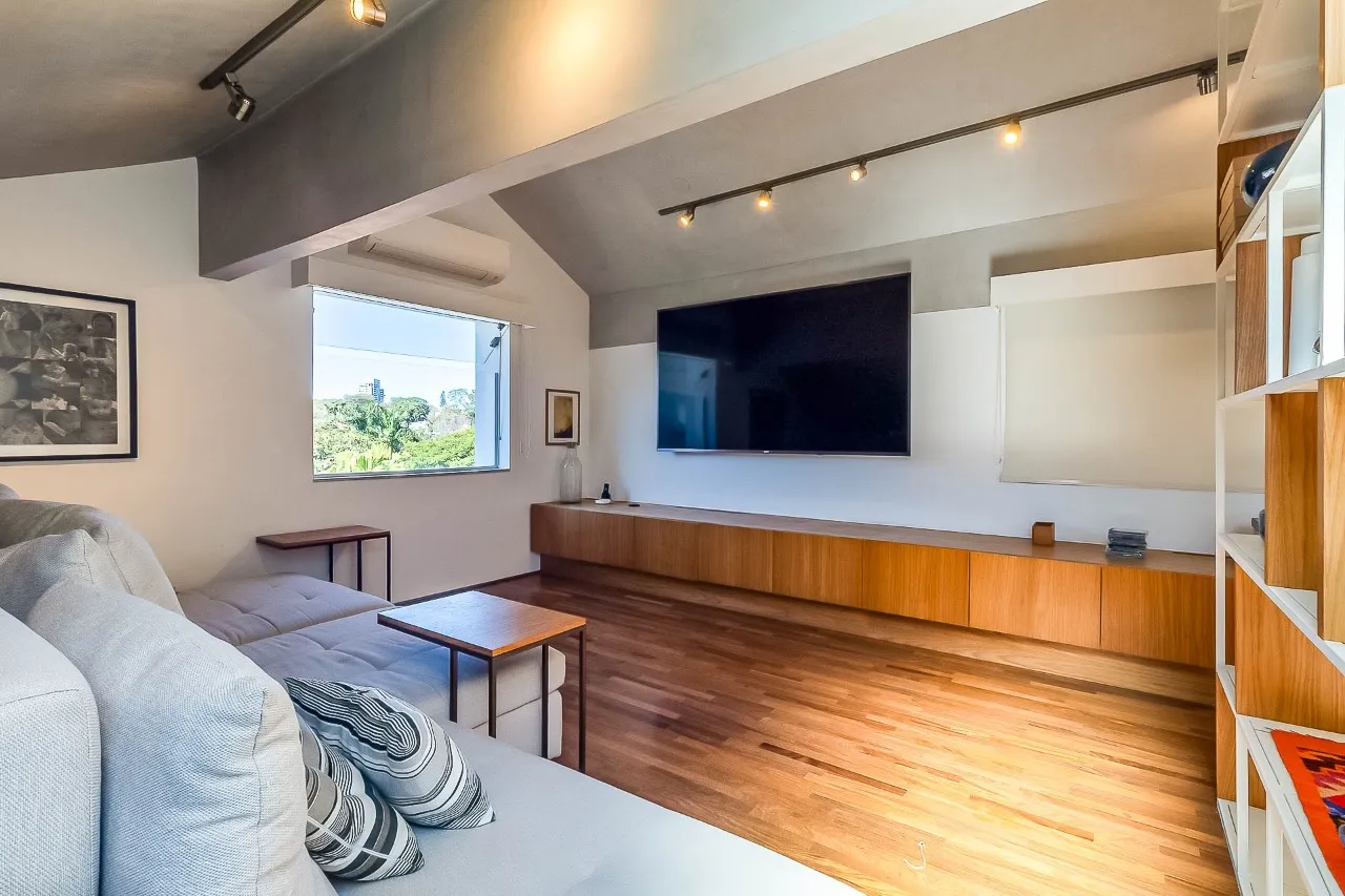 Casa contemporânea com piscina aquecida, jardim e espaços versáteis no Alto de Pinheiros. – 21729