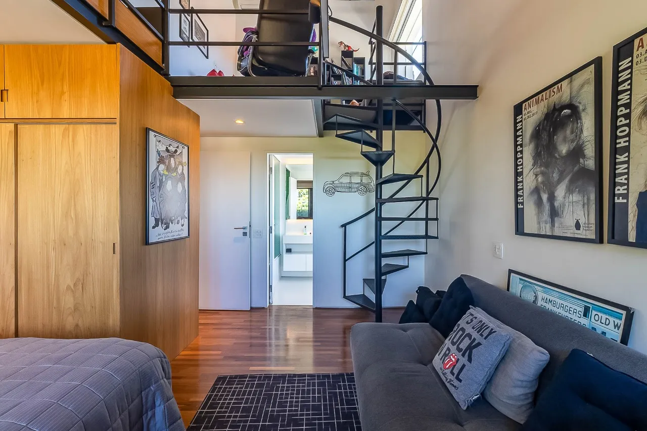 Casa contemporânea com piscina aquecida, jardim e espaços versáteis no Alto de Pinheiros. – 21729