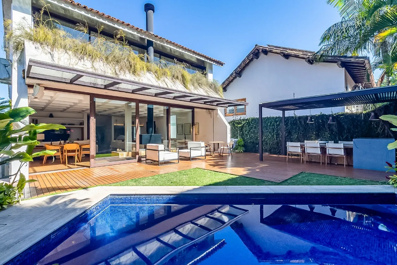 Casa contemporânea com piscina aquecida, jardim e espaços versáteis no Alto de Pinheiros. – 21729