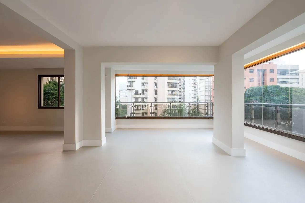 Apartamento reformado à venda em Moema – 21746