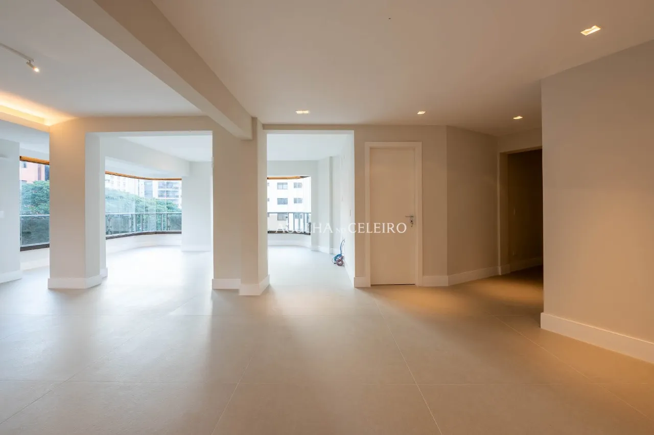 Apartamento reformado à venda em Moema – 21746