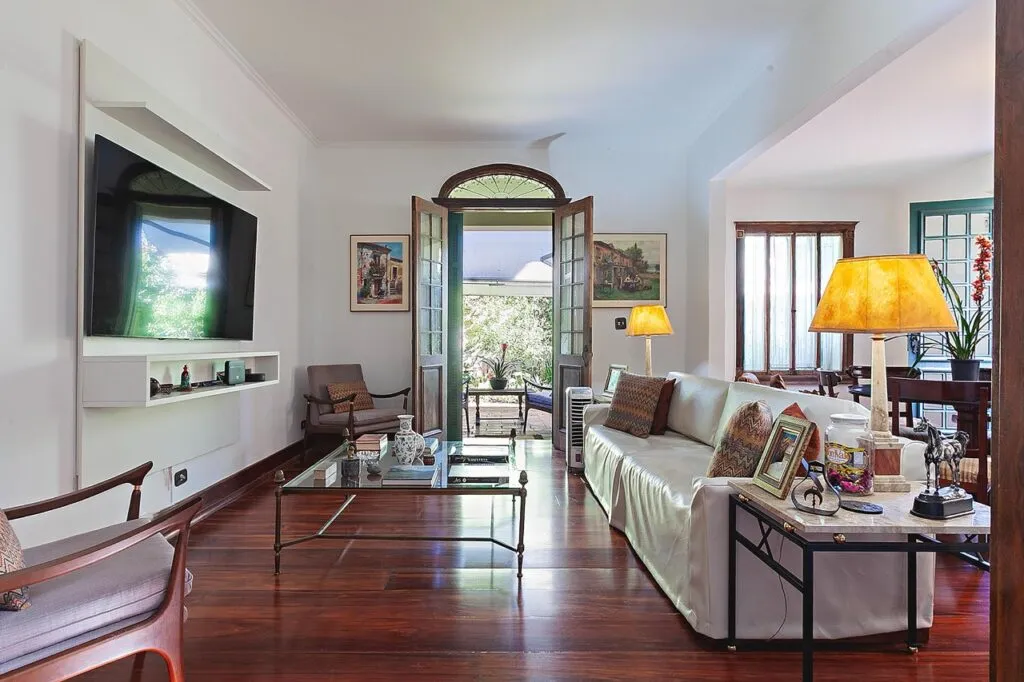 Atmosfera vintage com integração ao jardim e elevador, em projeto fluido e funcional – 21755