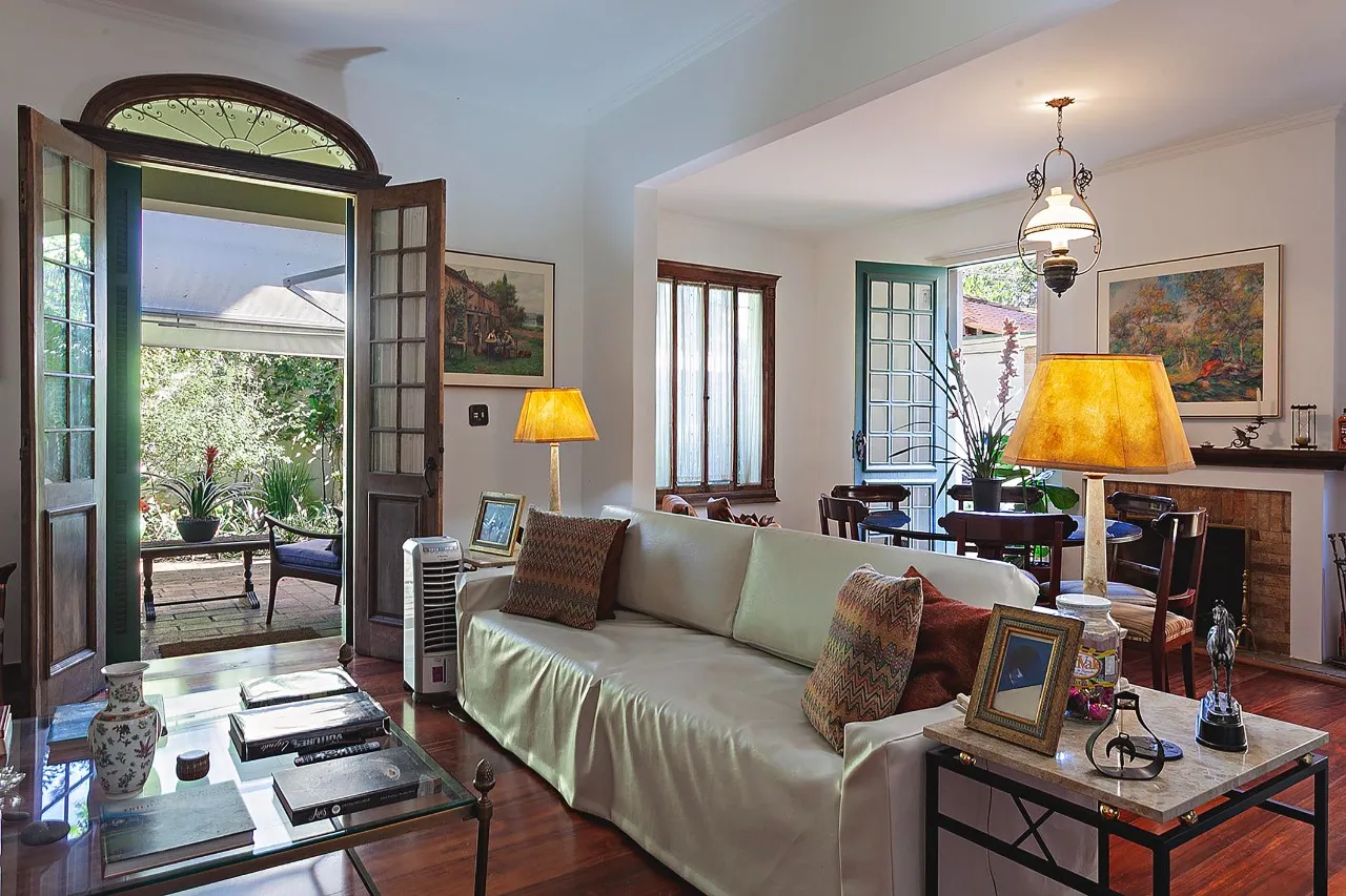 Atmosfera vintage com integração ao jardim e elevador, em projeto fluido e funcional – 21755