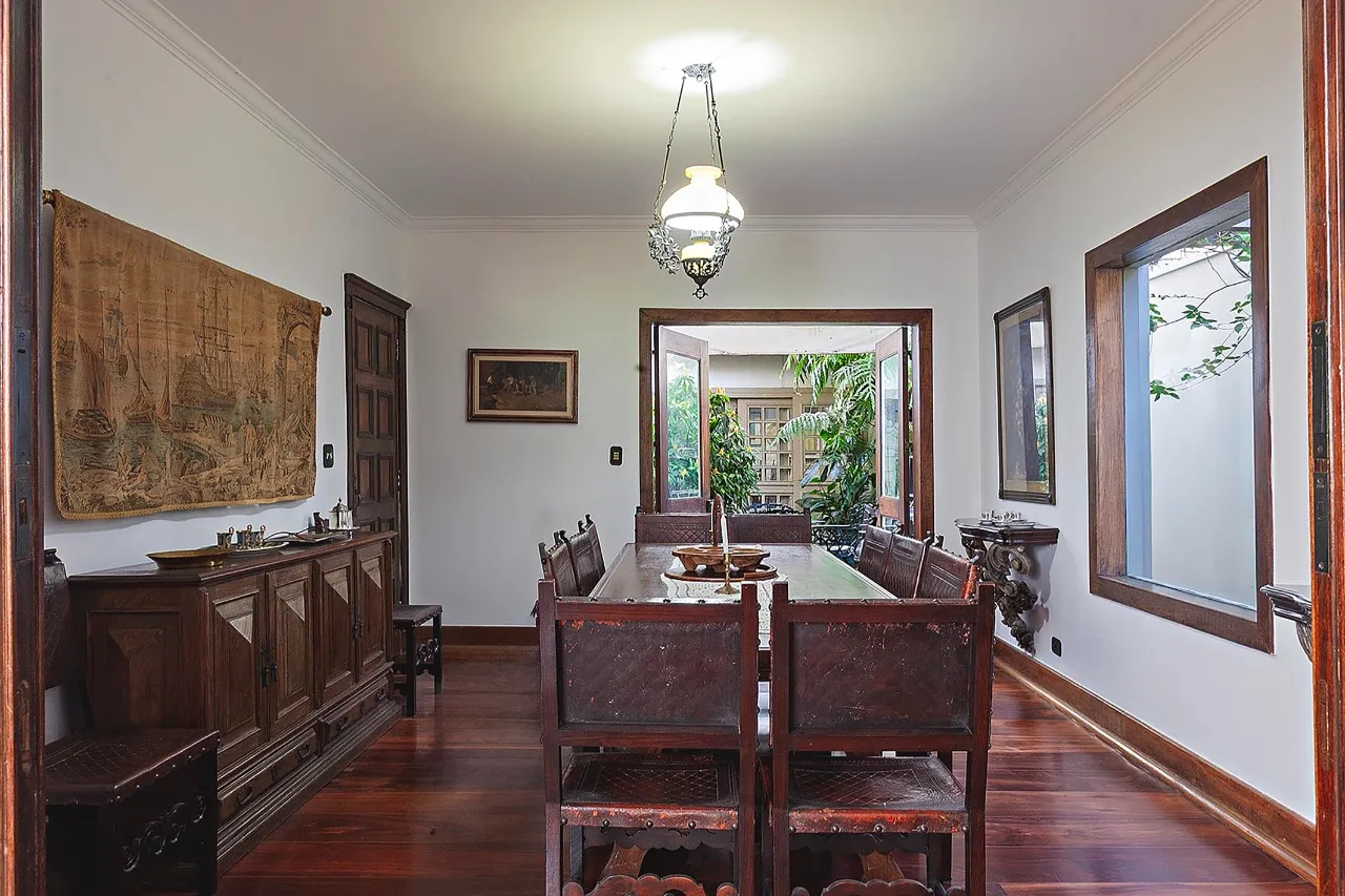 Atmosfera vintage com integração ao jardim e elevador, em projeto fluido e funcional – 21755