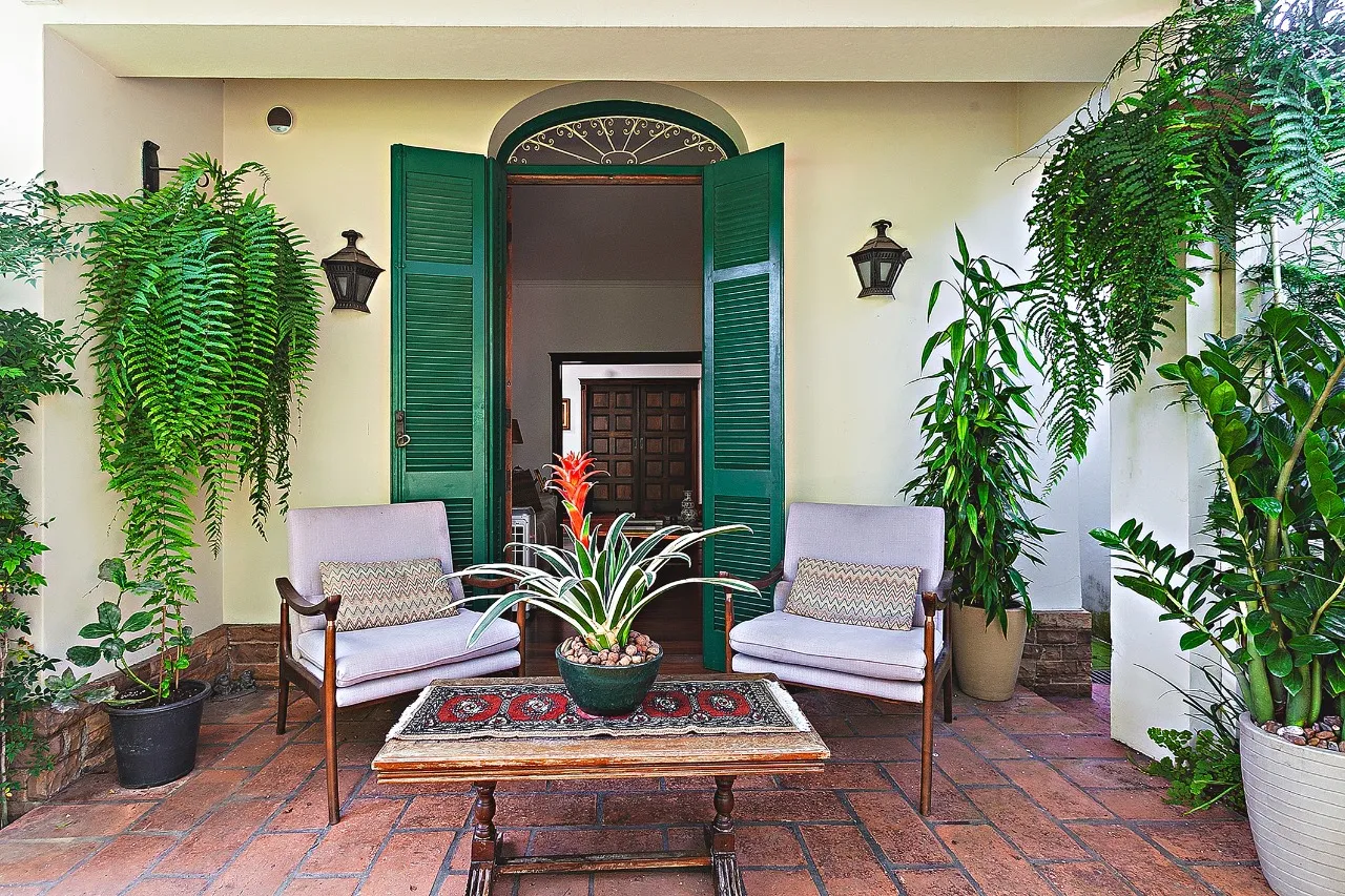 Atmosfera vintage com integração ao jardim e elevador, em projeto fluido e funcional – 21755