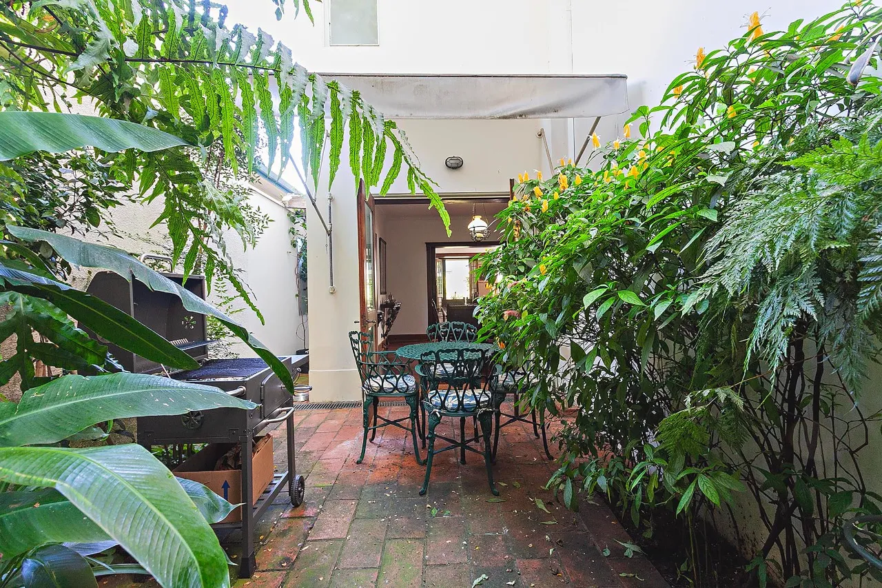 Atmosfera vintage com integração ao jardim e elevador, em projeto fluido e funcional – 21755