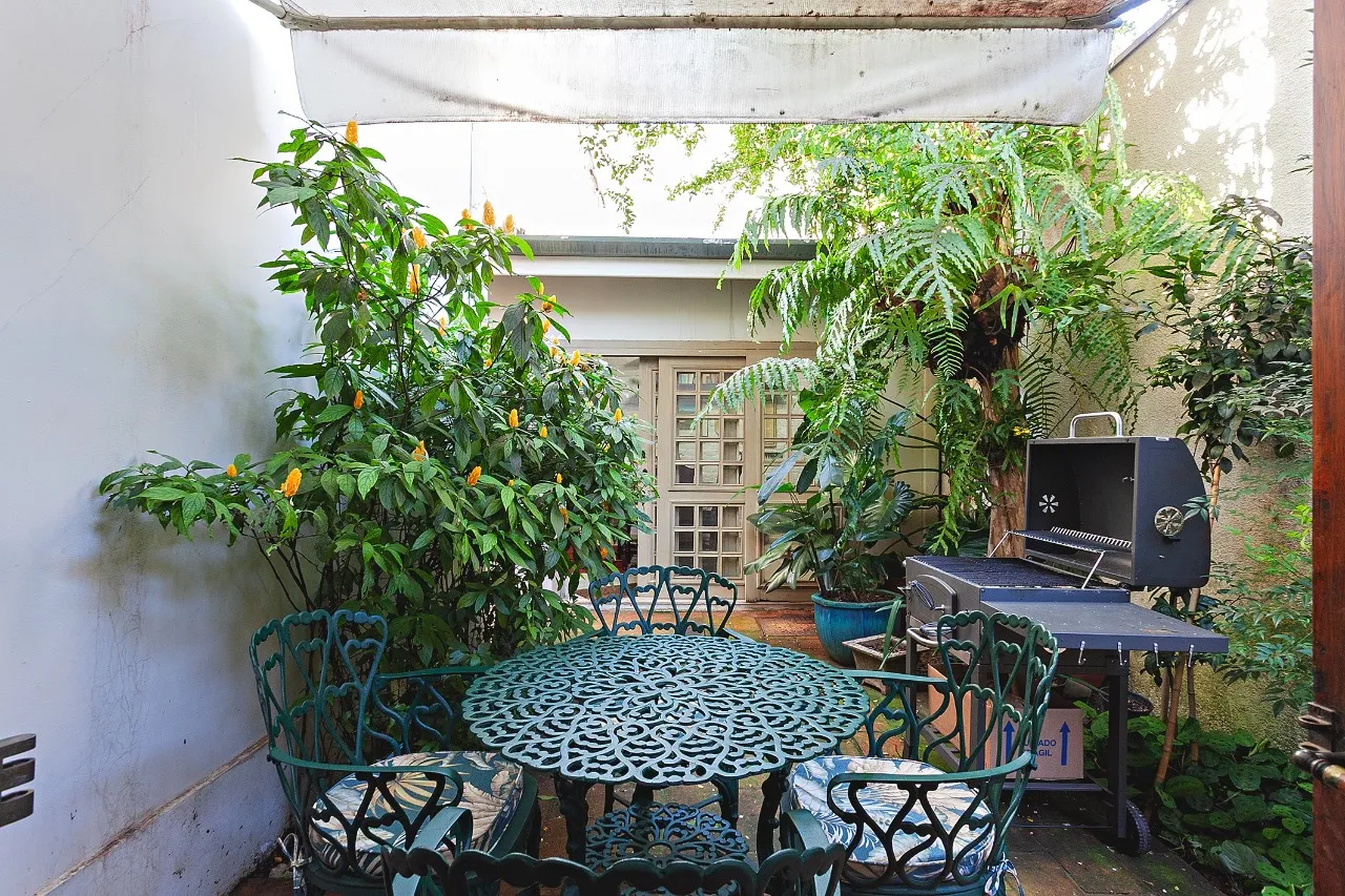 Atmosfera vintage com integração ao jardim e elevador, em projeto fluido e funcional – 21755