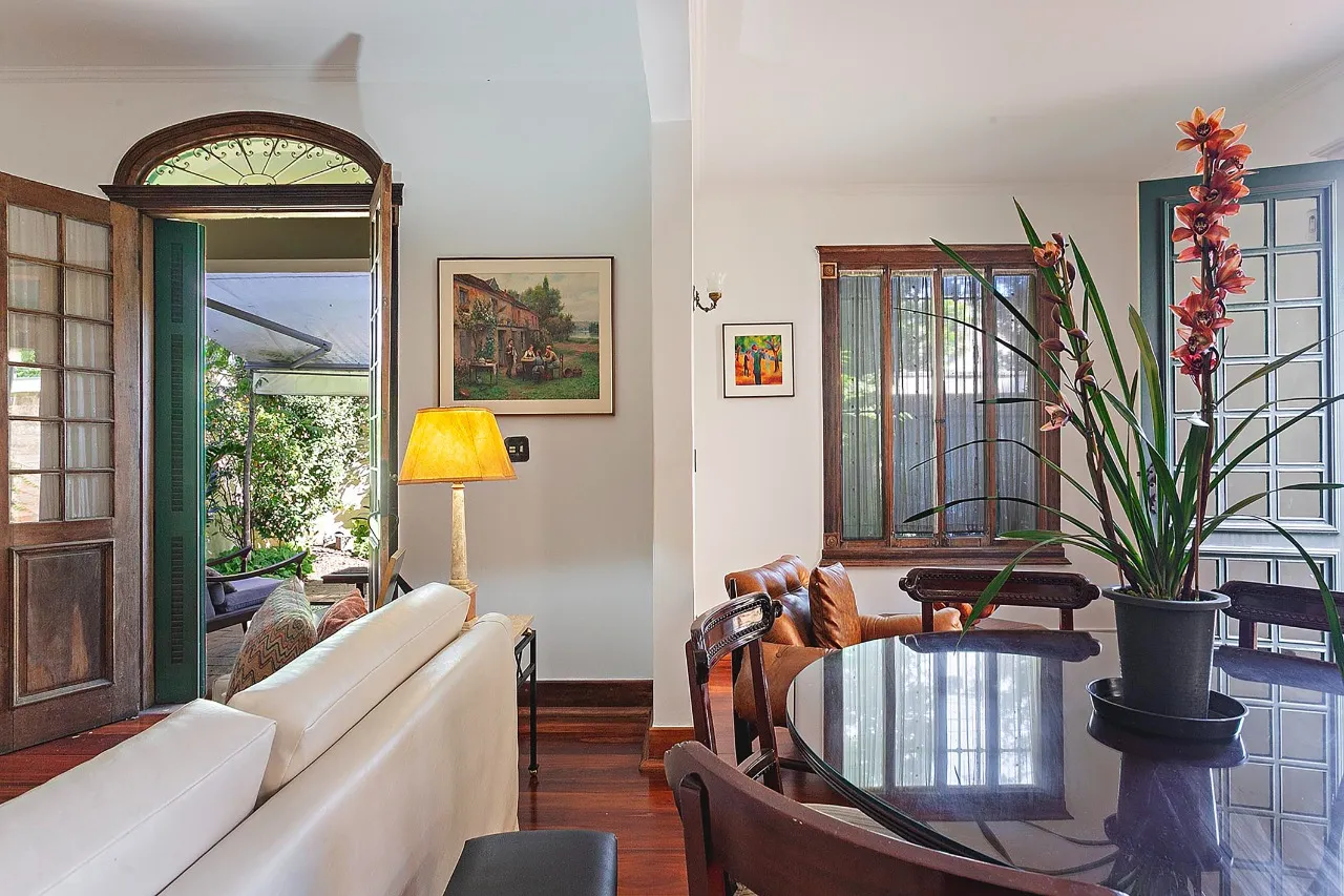 Atmosfera vintage com integração ao jardim e elevador, em projeto fluido e funcional – 21755