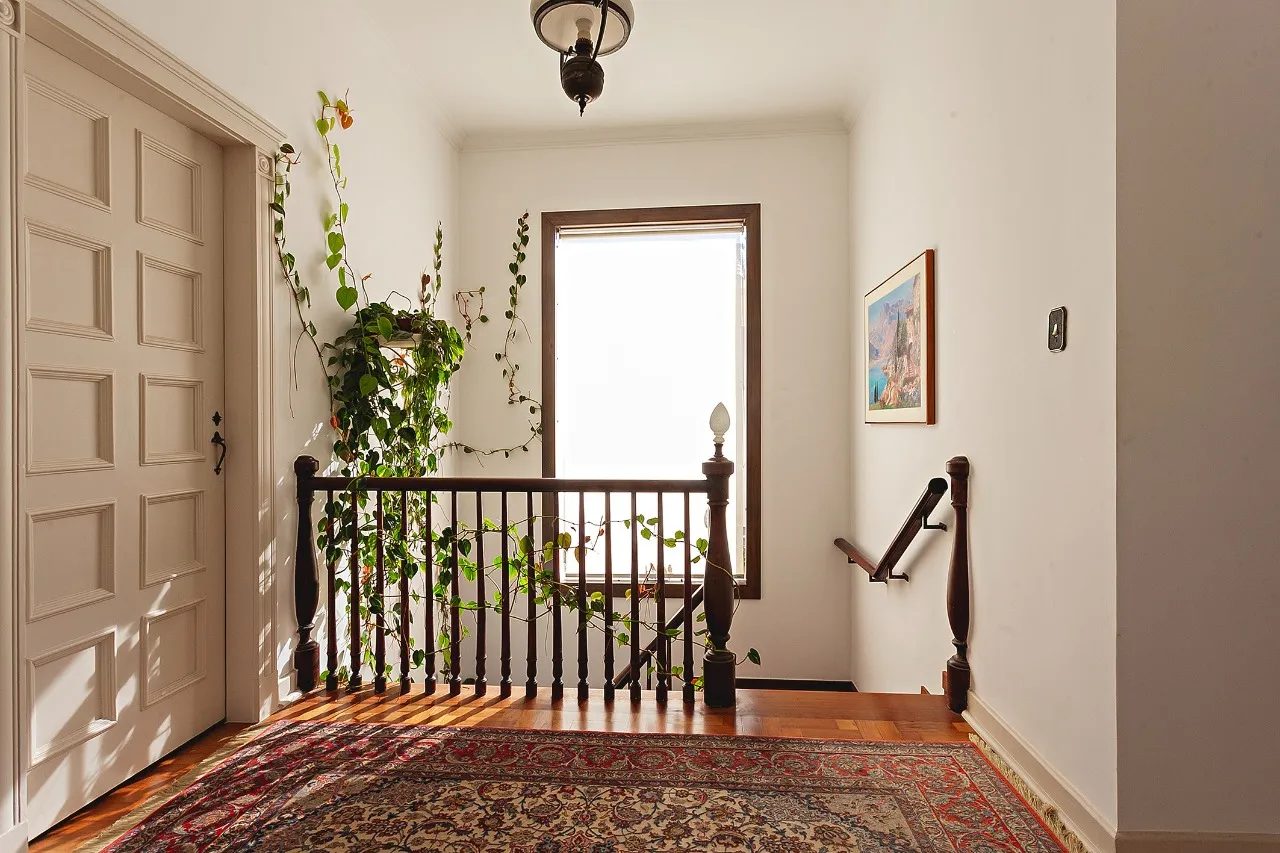 Atmosfera vintage com integração ao jardim e elevador, em projeto fluido e funcional – 21755