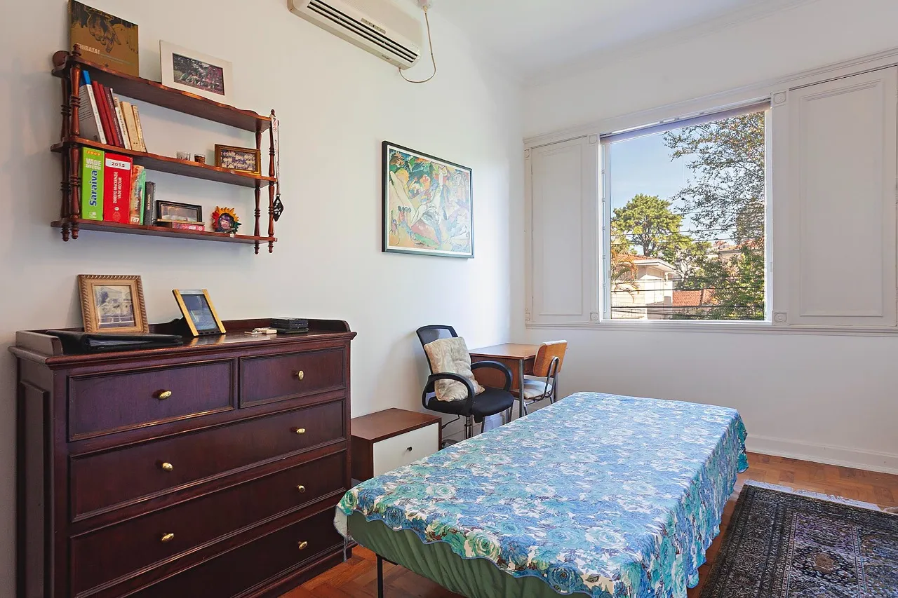 Atmosfera vintage com integração ao jardim e elevador, em projeto fluido e funcional – 21755