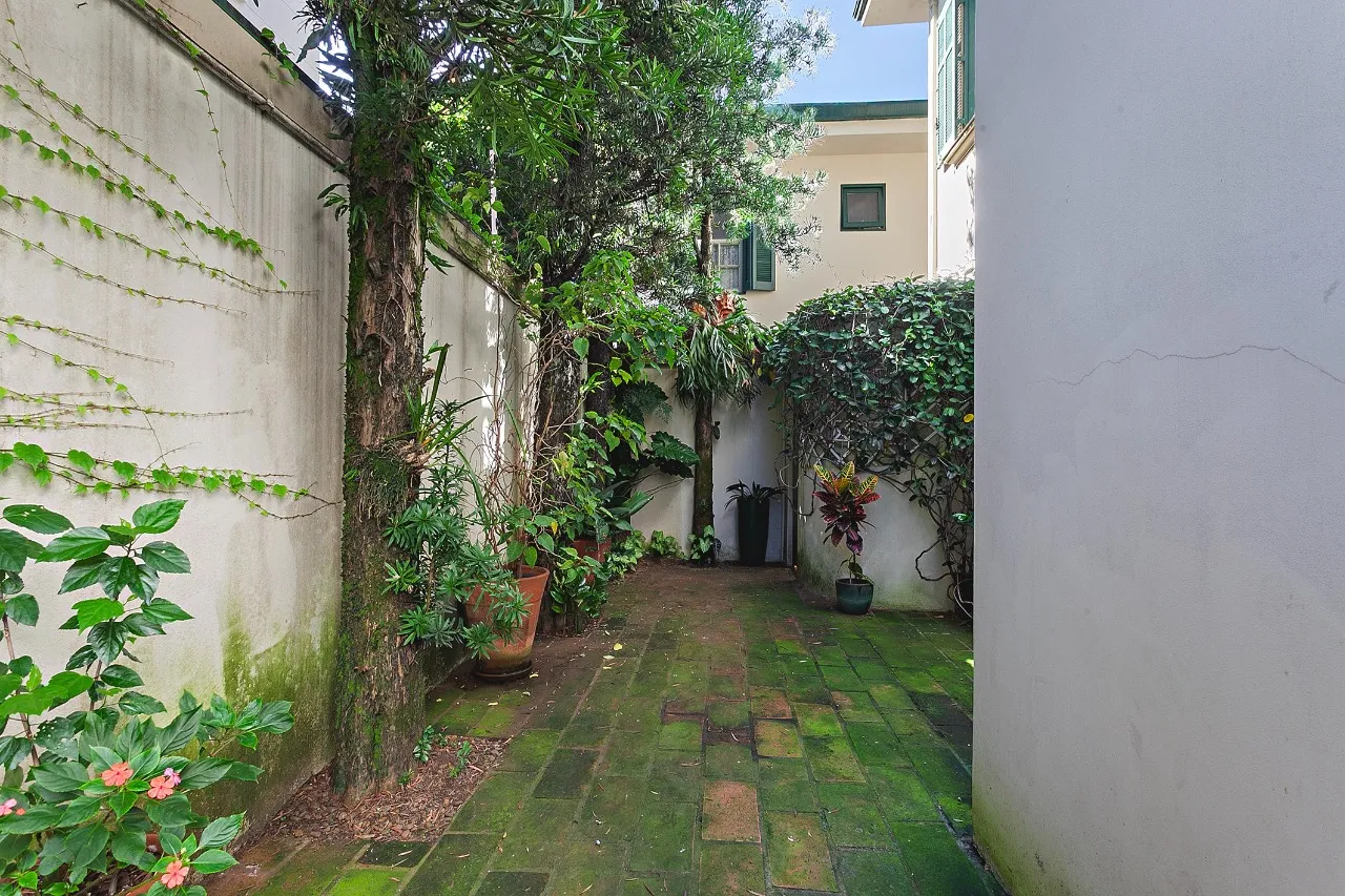 Atmosfera vintage com integração ao jardim e elevador, em projeto fluido e funcional – 21755