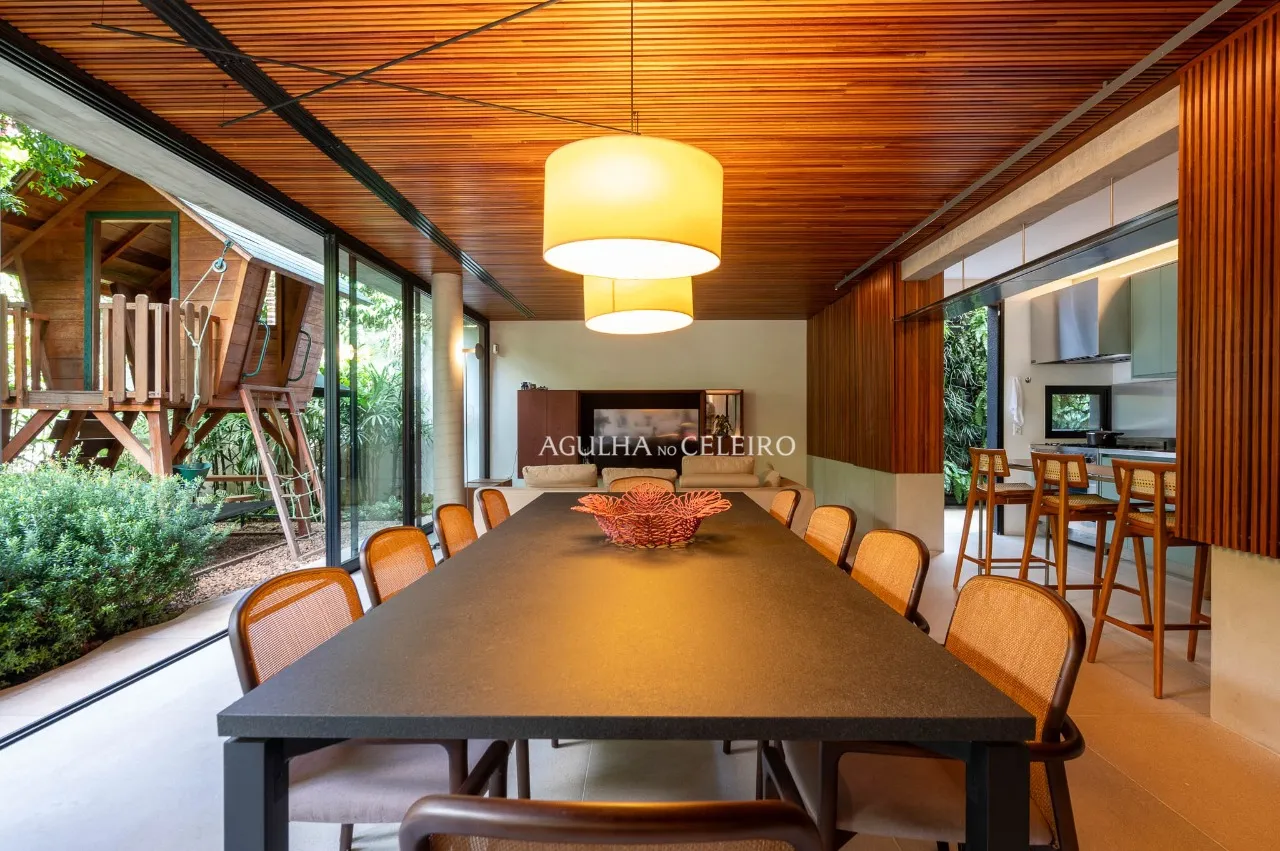 Casa em condomínio localizada em rua tranquila no Jardim Paulistano. – 21765