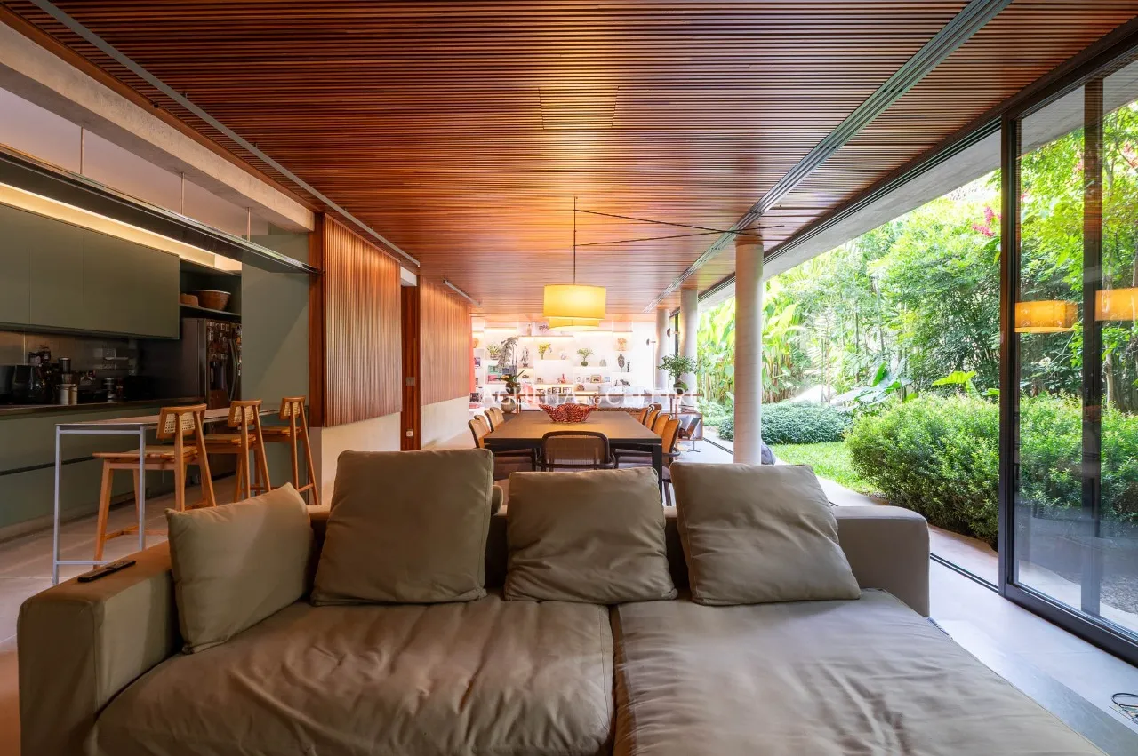 Casa em condomínio localizada em rua tranquila no Jardim Paulistano. – 21765