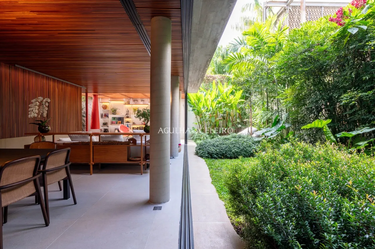 Casa em condomínio localizada em rua tranquila no Jardim Paulistano. – 21765