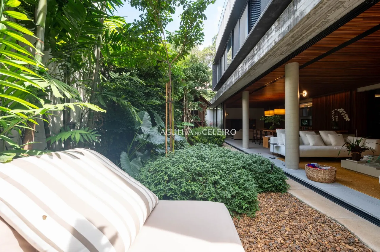 Casa em condomínio localizada em rua tranquila no Jardim Paulistano. – 21765