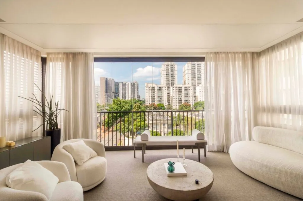 Layout contemporâneo e funcional, marcenaria impecável, ar-condicionado em todos ambientes, prédio novo com lazer compl...