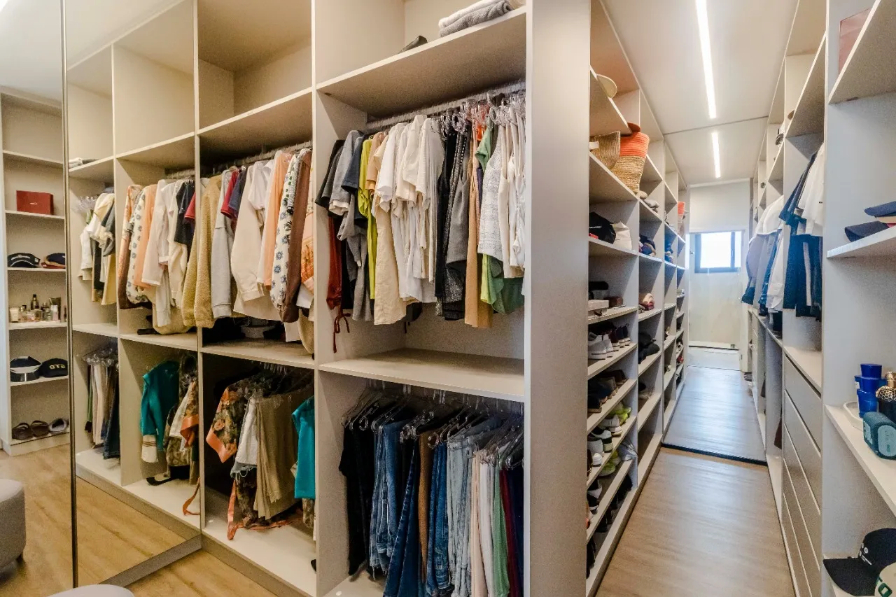 Layout contemporâneo e funcional, marcenaria impecável, ar-condicionado em todos ambientes, prédio novo com lazer completo. – 21782