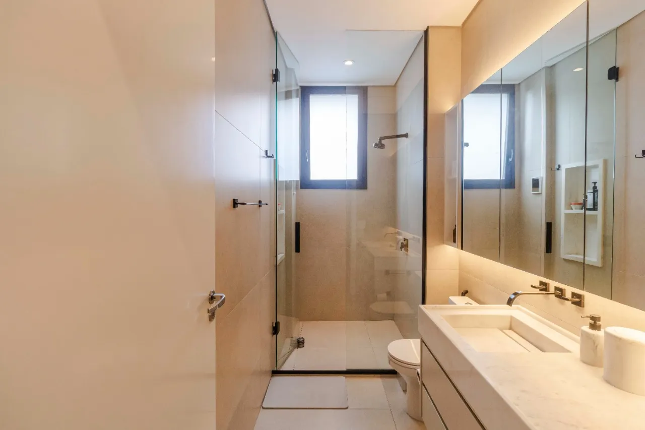 Layout contemporâneo e funcional, marcenaria impecável, ar-condicionado em todos ambientes, prédio novo com lazer completo. – 21782