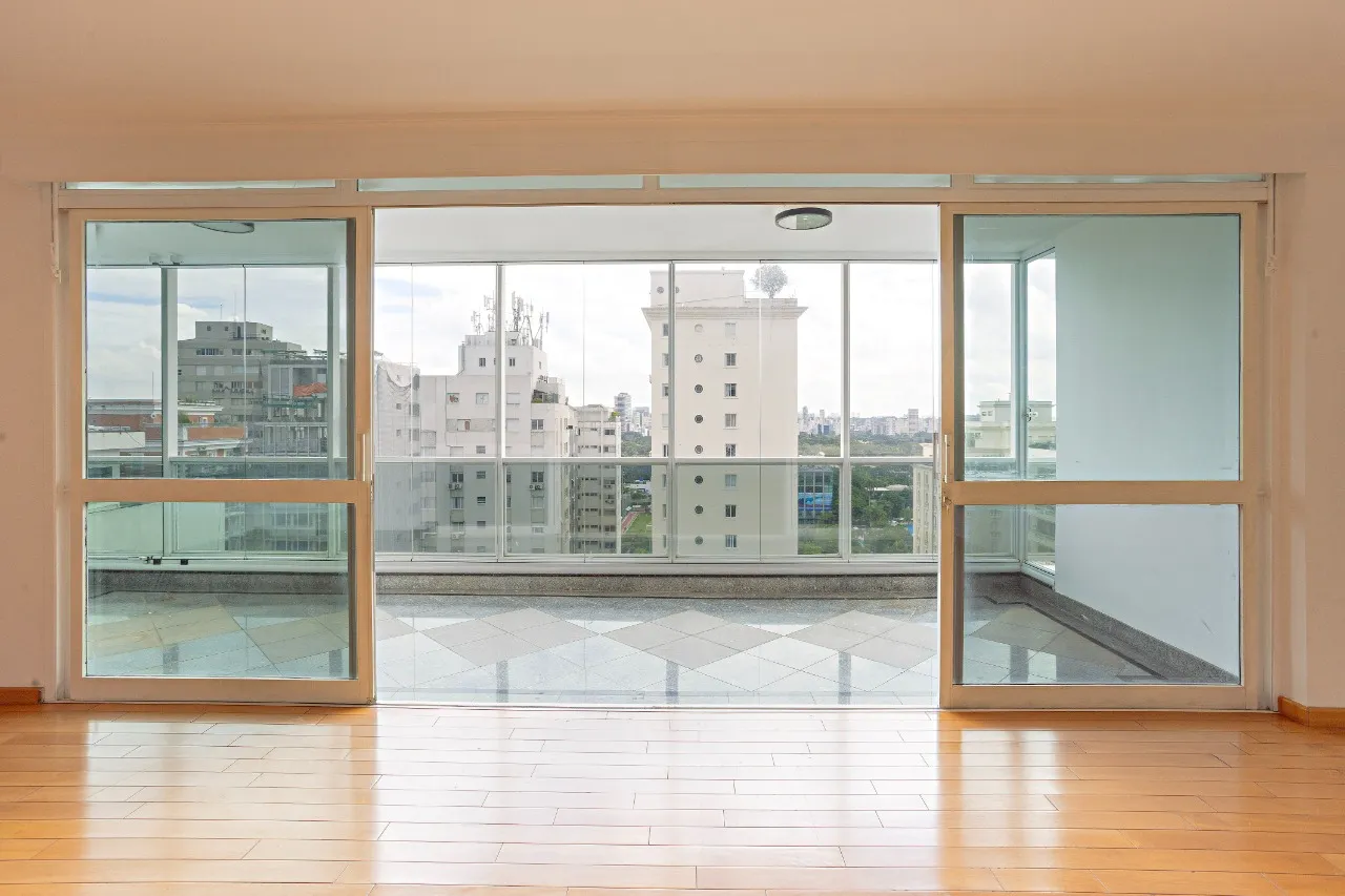 Apartamento com vista para o Paulistano em edifício de arquitetura brutalista – 21815