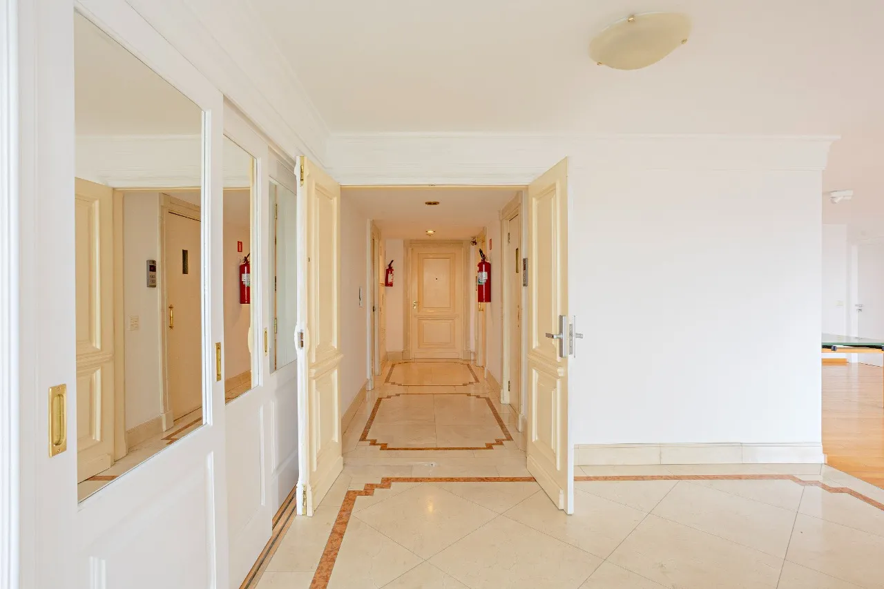 Apartamento com vista para o Paulistano em edifício de arquitetura brutalista – 21815