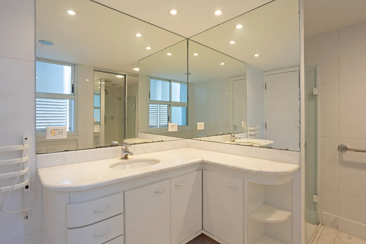 Apartamento com vista para o Paulistano em edifício de arquitetura brutalista – 21815