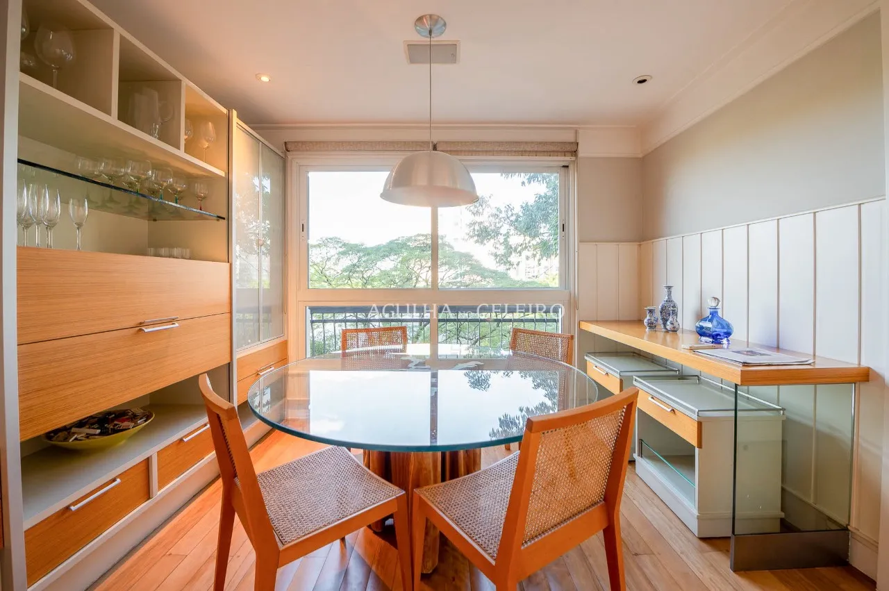 Amplo apartamento, ensolarado com vista espetacular para venda em Moema – AP0308
