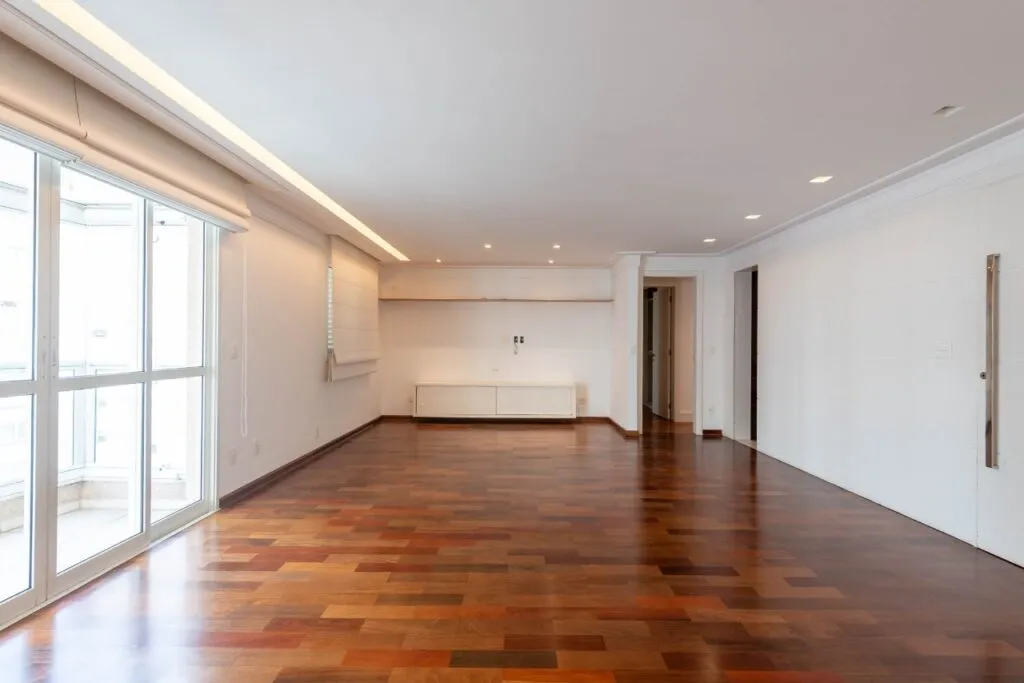 Apartamento reformado em rua tranquila do Itaim Bibi – AP2074