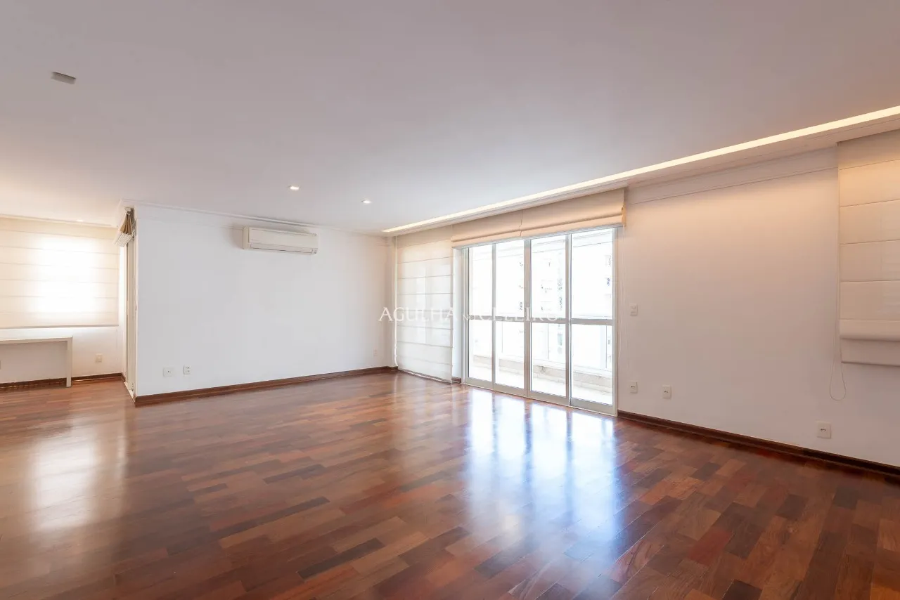 Apartamento reformado em rua tranquila do Itaim Bibi – AP2074