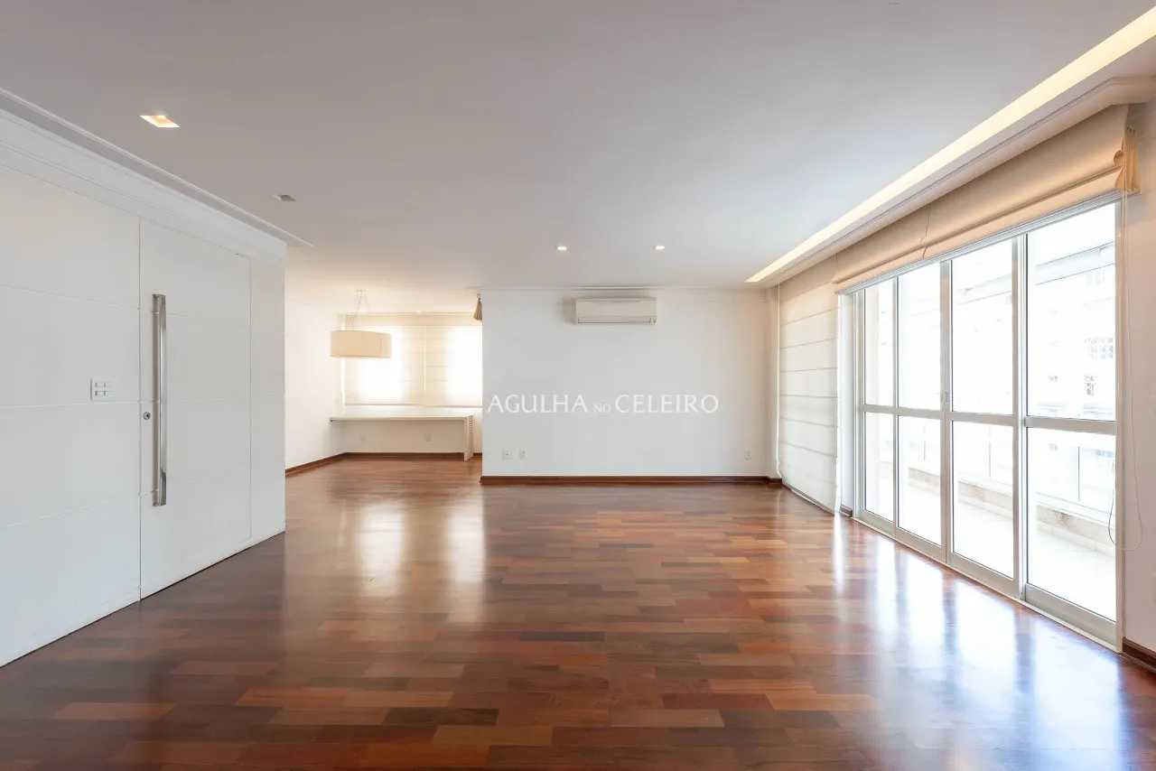 Apartamento reformado em rua tranquila do Itaim Bibi – AP2074
