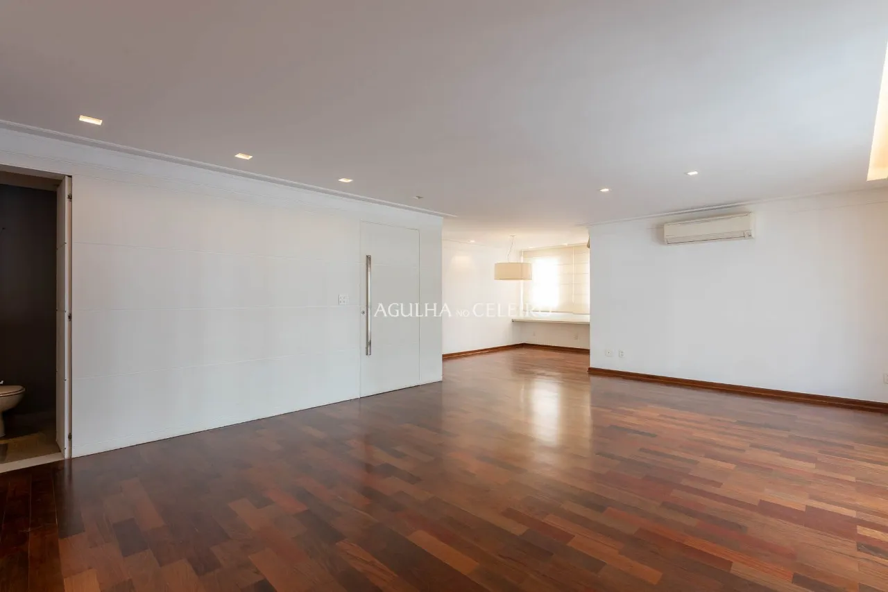 Apartamento reformado em rua tranquila do Itaim Bibi – AP2074