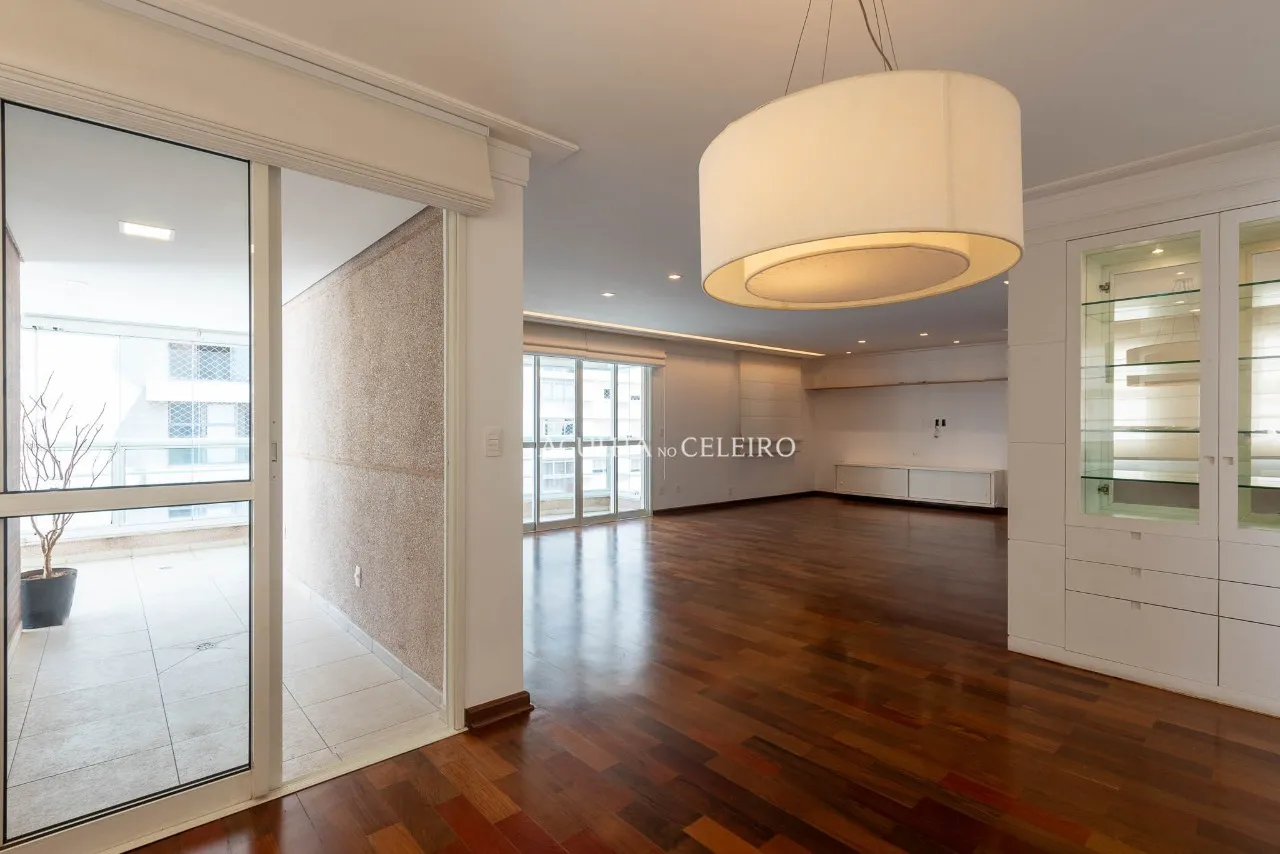 Apartamento reformado em rua tranquila do Itaim Bibi – AP2074