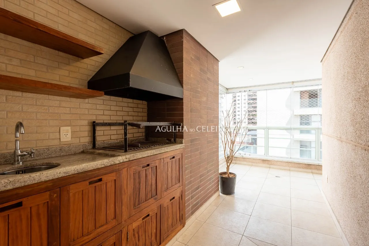 Apartamento reformado em rua tranquila do Itaim Bibi – AP2074