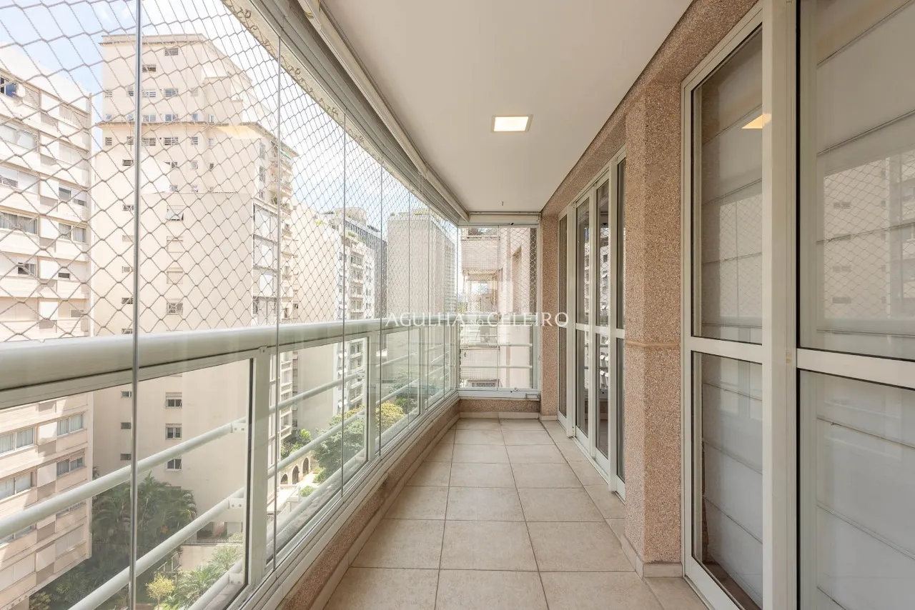 Apartamento reformado em rua tranquila do Itaim Bibi – AP2074