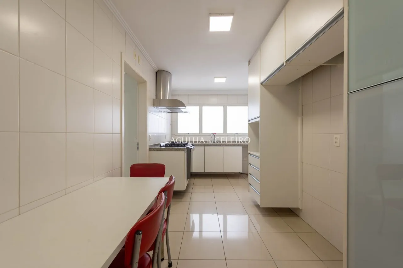 Apartamento reformado em rua tranquila do Itaim Bibi – AP2074