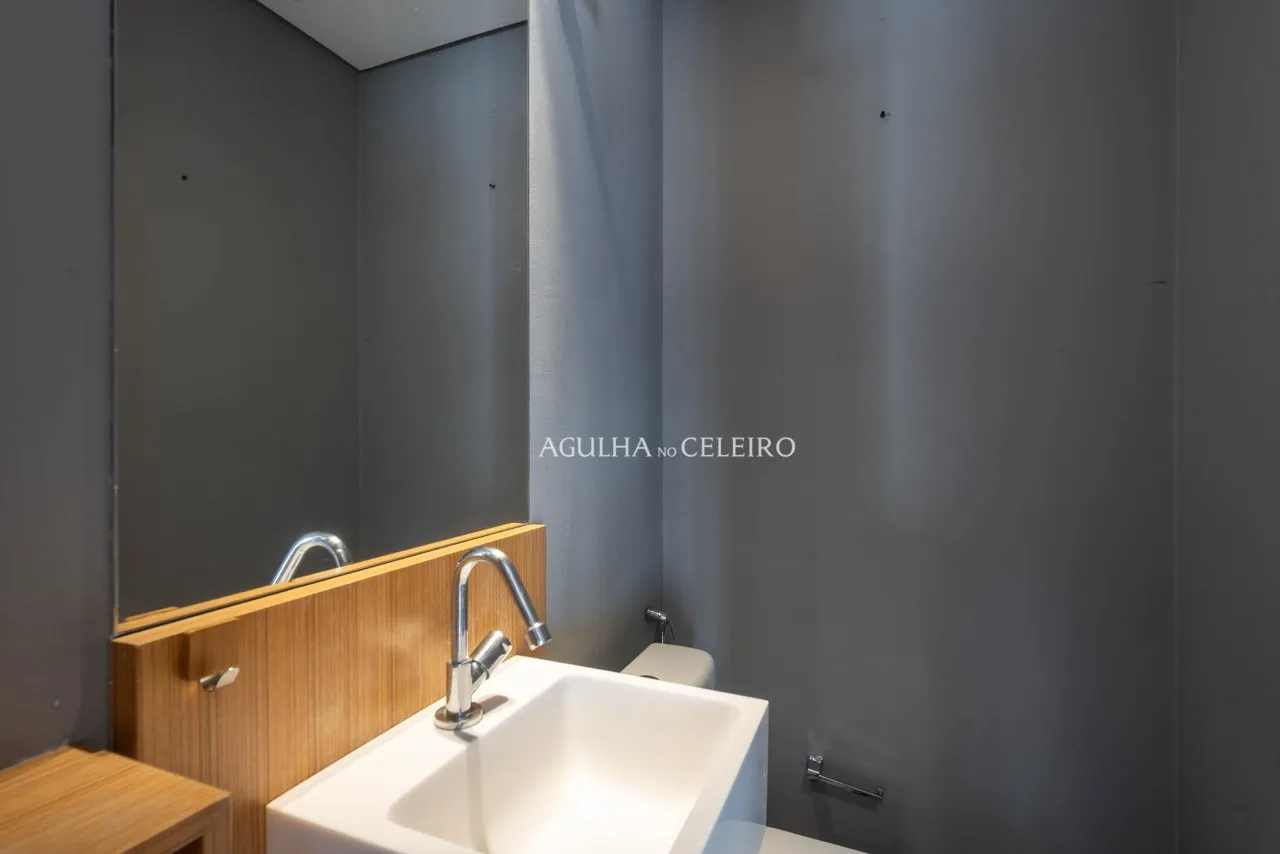 Apartamento reformado em rua tranquila do Itaim Bibi – AP2074