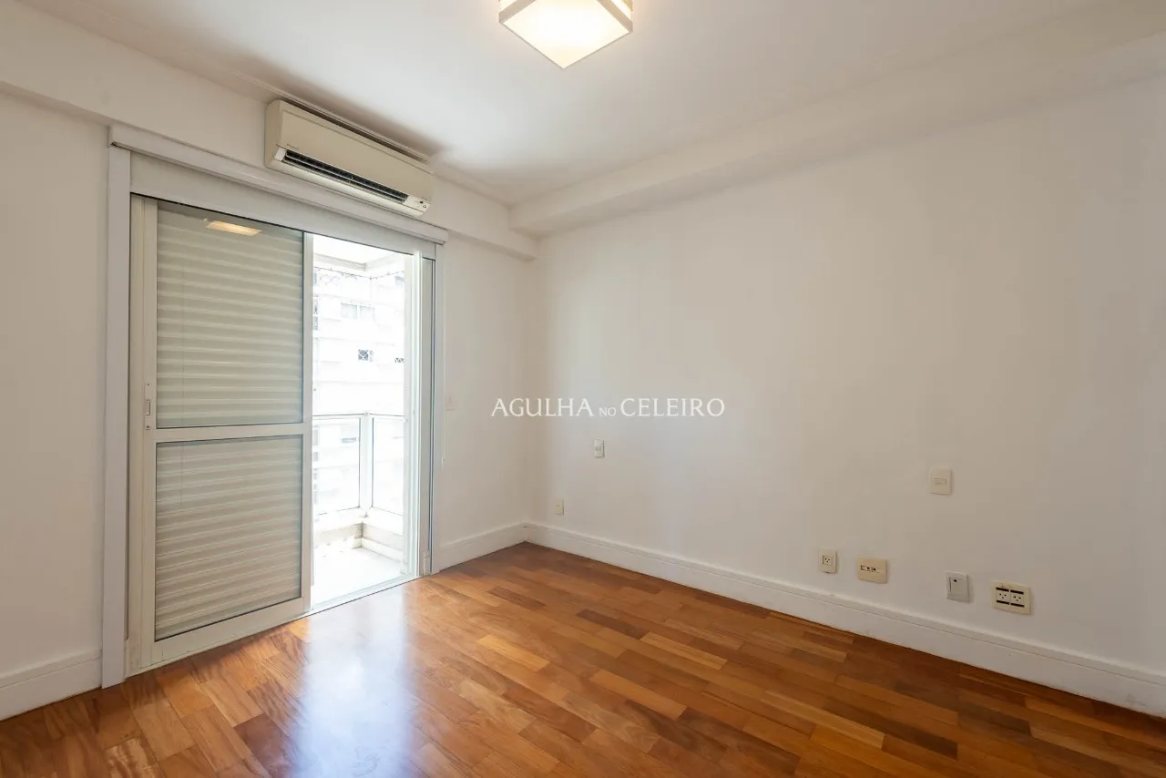 Apartamento reformado em rua tranquila do Itaim Bibi – AP2074